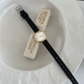 NAIDU ক্লাসিক স্কয়ার ওয়াচ